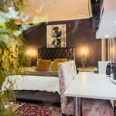 Art-Inspired Bedroom Close To Cbd موسيلباي المظهر الخارجي الصورة